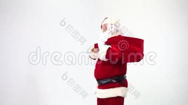<strong>圣诞节</strong>。 白色背景上的圣诞老人从袋子里拿出一个带有<strong>蝴蝶结</strong>的红色盒子，给它。 出席。 惊喜。